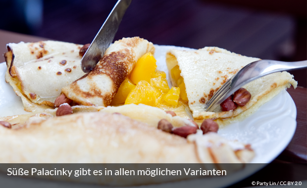 Tschechische Palačinky mit Obst und Nüssen