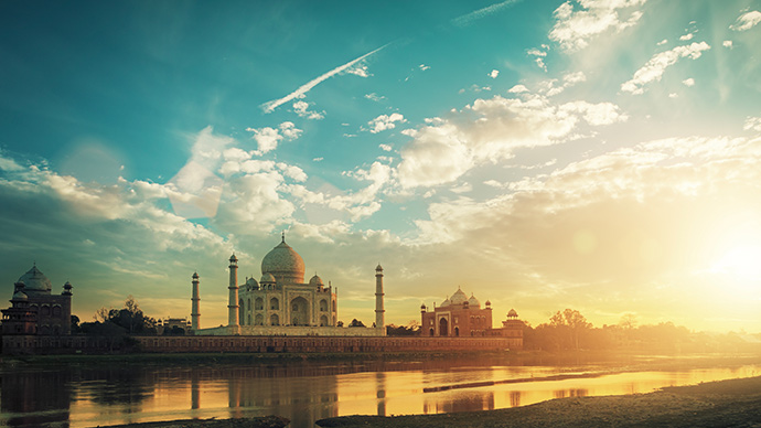 Taj Mahal in Indien bei Sonnenuntergang