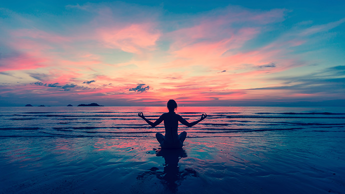 Yoga am Strand in Indien