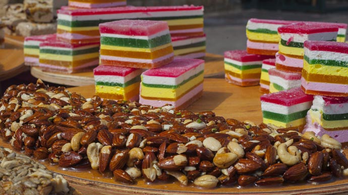 Israelische Desserts auf einem Markt in Tel Aviv