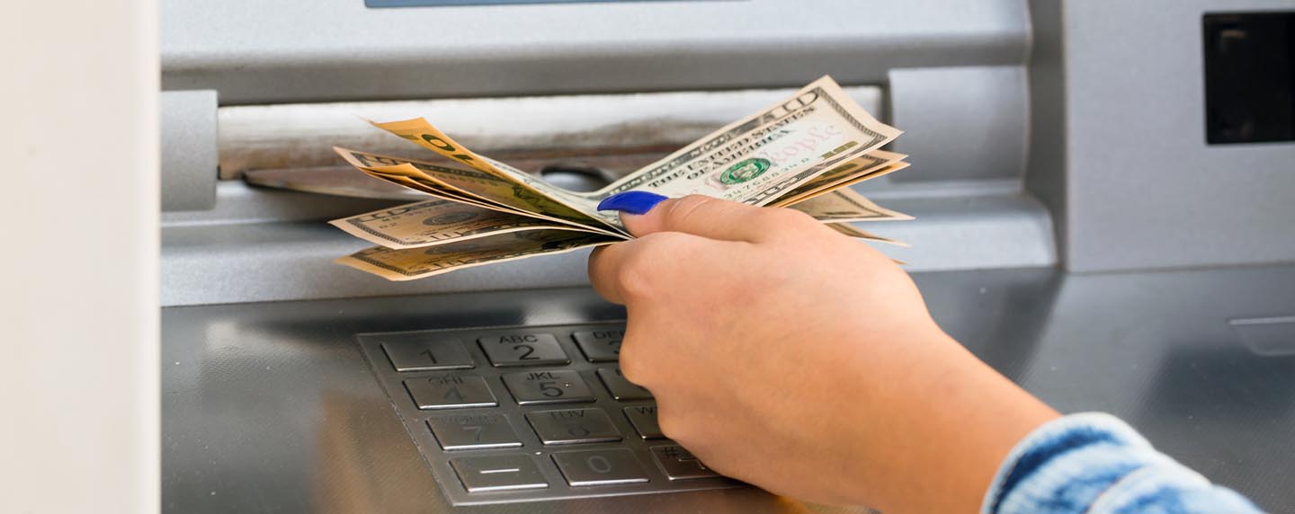 Geld abheben im Ausland - 4 Tipps, um am Geldautomat ...