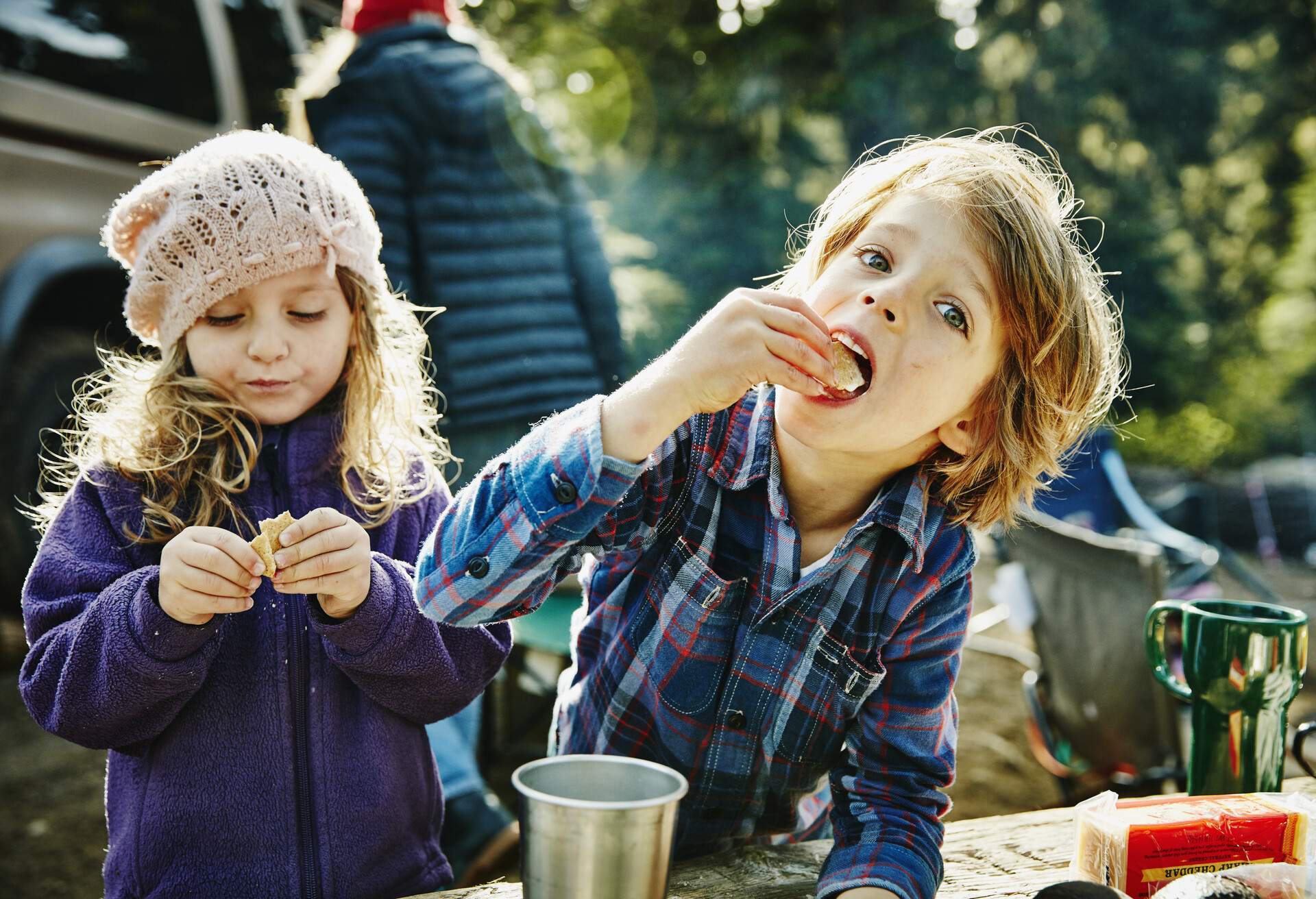 theme_family_snacks_packed_lunch_kids_car_gettyimages-672854221_universal_within-usage-period_83077