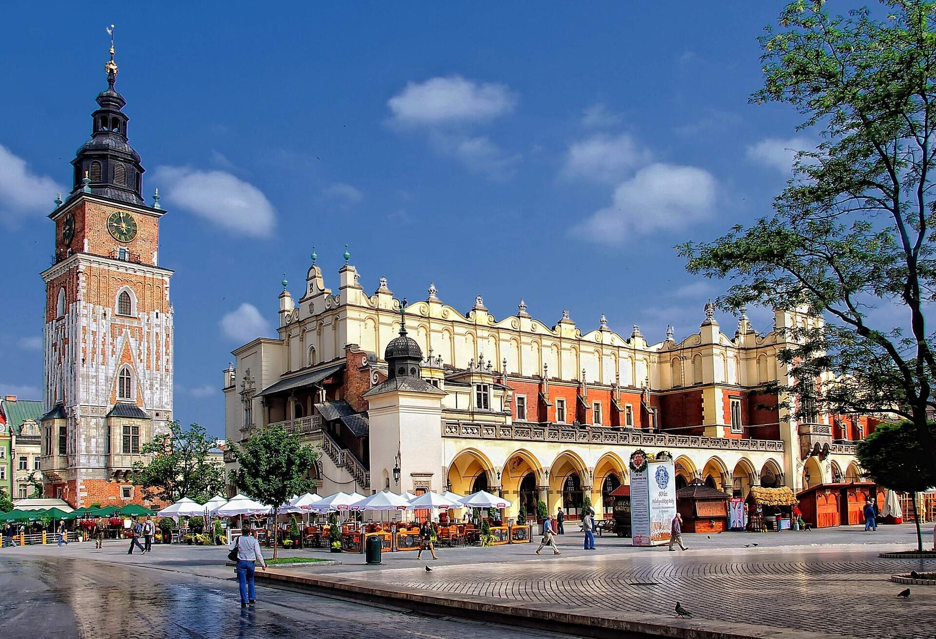 dest_poland_krakow_the-cloth-hall_main-market_gettyimages-130295665