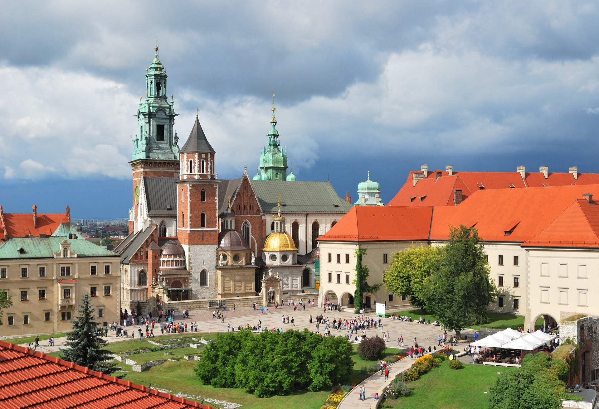 dest_poland_krakow_wawel-cathedral_shutterstock-portfolio_110449007